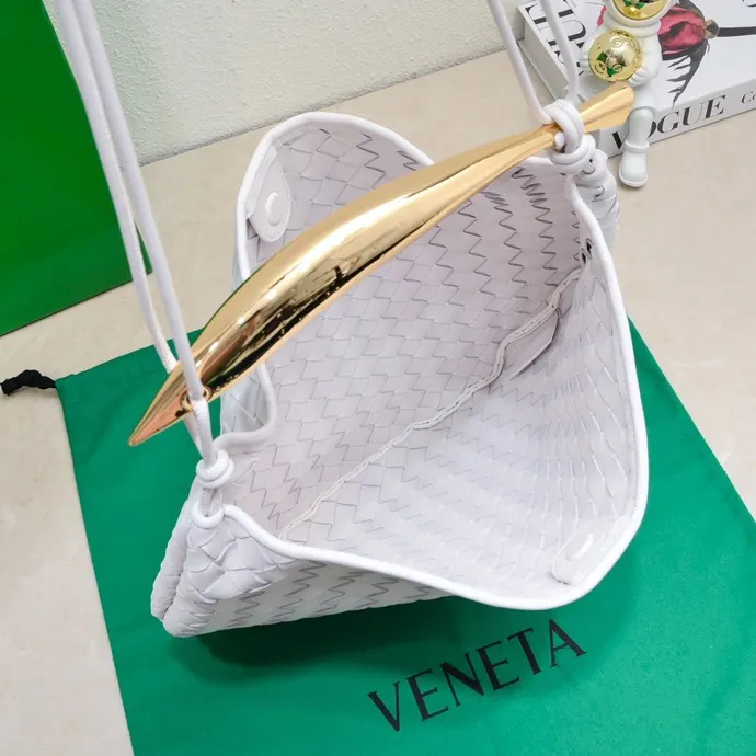 Original leather, batch 2060, the old-money style BV Sardine large size has been shipped🔥 Nowadays, many fashionable, rich and tasteful Jimei people are carrying the same bag invariably. It’s Bottega Veneta Sardine! Because this BV Sardine bag is so beautiful and high-end! The arc-shaped intrecciato woven bag body, paired with metal sardine handles, looks like a work of art, allowing people to ponder and appreciate it. Currently Sardine has launched three sizes for everyone to choose from. This is the largest size🉑️hand-held🉑️armpit🉑️single shoulder🉑️crossbody. It is a very high-quality and relatively niche treasure model. It will be very special when you carry it when you go out. It allows you to have the freedom of carrying a bag. Sisters go crazy. Style number: 7468-1# Size: 39*31*12cm